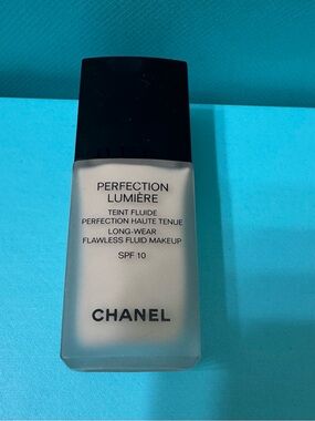 CHANEL Perfection Lumière Flawless Fluid Makeup - Beige